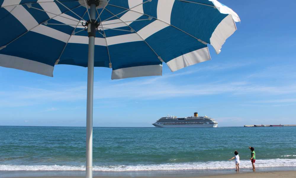 Spiaggia mmar ligure Riviera di Ponente. Ombrelloni e tendenza mare