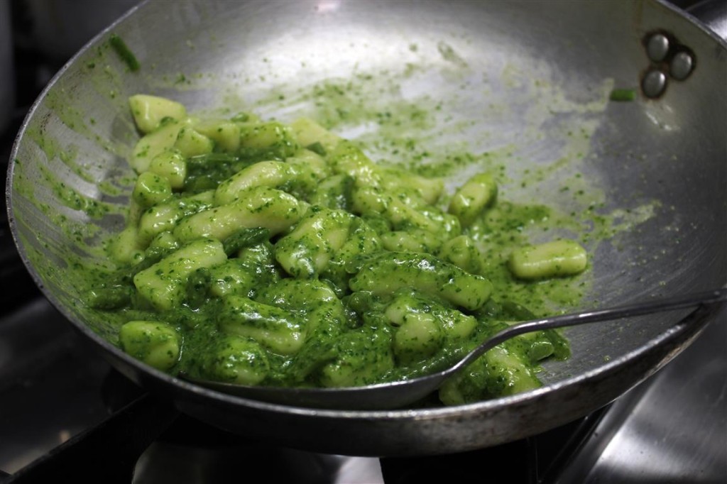 Noi adoriamo abbinare il pesto ai gnocchi fatti a mano. La Patata esalta il sapore e il profumo del Basilico.